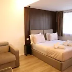 Noon 4* تيرانا